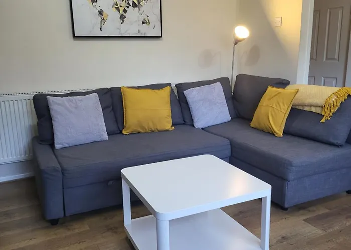 The Grove- 3 Bed Detatched House Wolverhampton- Families And Contractors- Near Town Centre And Molineux Stadium