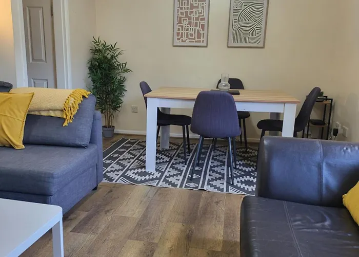The Grove- 3 Bed Detatched House Wolverhampton- Families And Contractors- Near Town Centre And Molineux Stadium