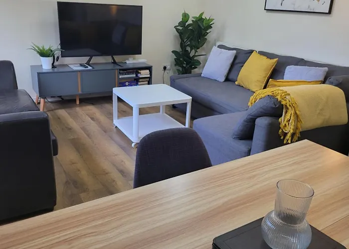 The Grove- 3 Bed Detatched House Wolverhampton- Families And Contractors- Near Town Centre And Molineux Stadium