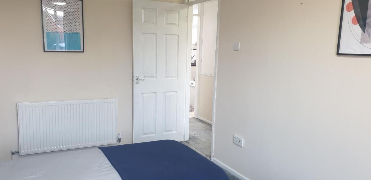 The Grove- 3 Bed Detatched House Wolverhampton- Families And Contractors- Near Town Centre And Molineux Stadium