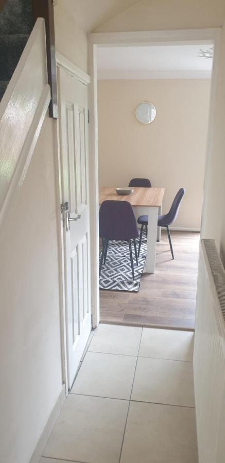 The Grove- 3 Bed Detatched House Wolverhampton- Families And Contractors- Near Town Centre And Molineux Stadium *
