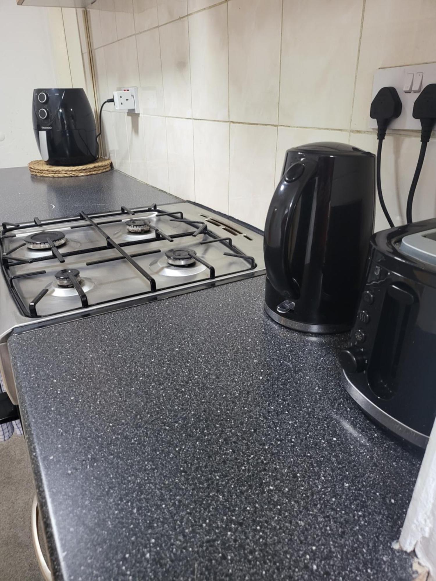 The Grove- 3 Bed Detatched House Wolverhampton- Families And Contractors- Near Town Centre And Molineux Stadium