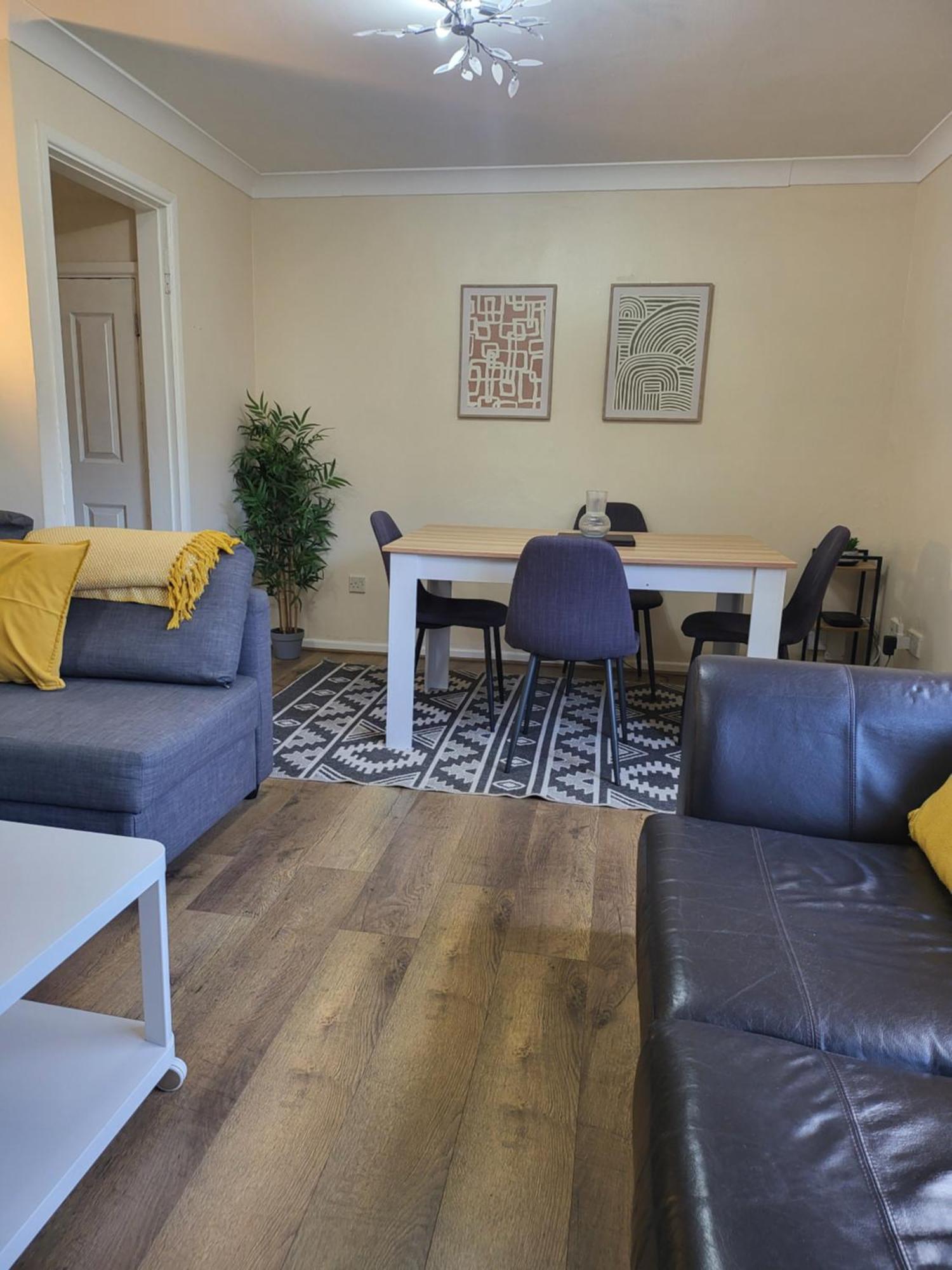 Holiday home The Grove- 3 Bed Detatched House Wolverhampton- Families And Contractors- Near Town Centre And Molineux Stadium
