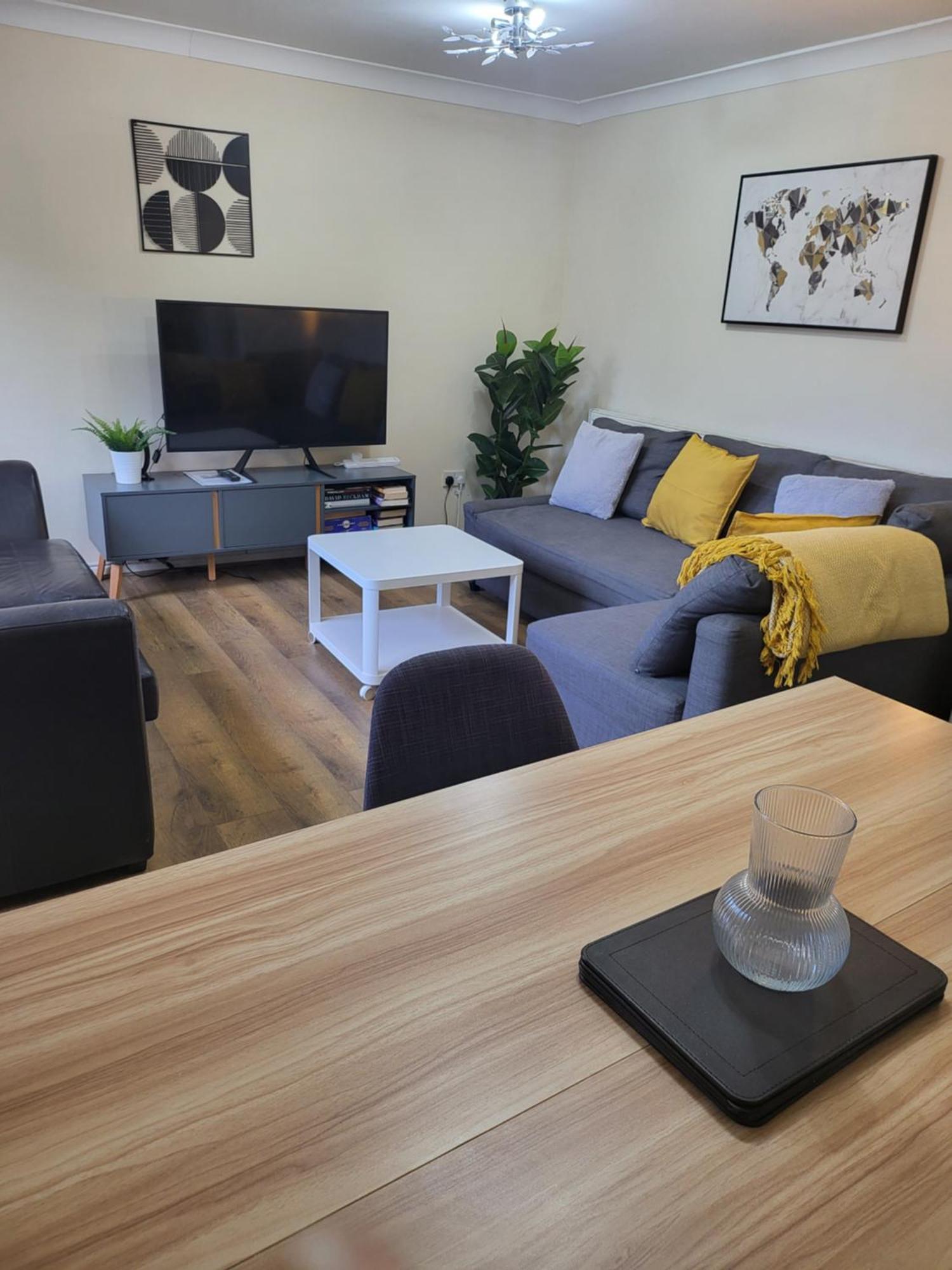 The Grove- 3 Bed Detatched House Wolverhampton- Families And Contractors- Near Town Centre And Molineux Stadium Wolverhampton